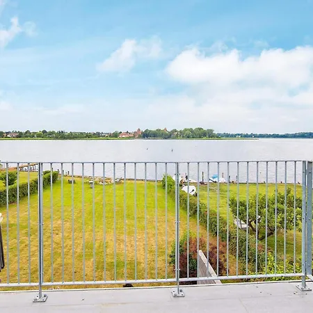 8 Person In * Præstø
